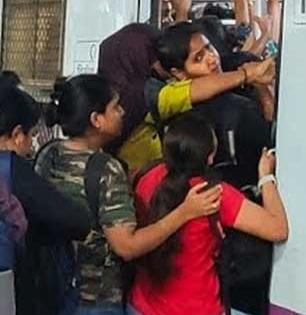 मुंबई लोकलच्या लेडिज डब्यात महिलांची सतत भांडणं-मारामाऱ्या, कशाचा ताण महिलांच्या जीवावर उठलाय..?