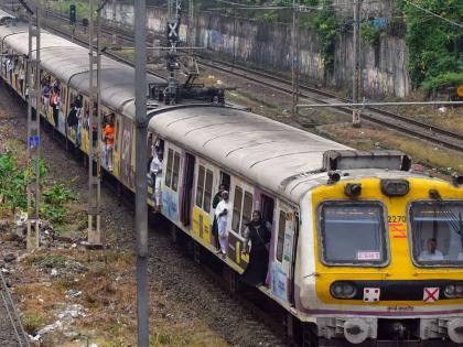 local train news On Wednesday evening, for the second time in two days, a local derailed on the Harbor route during a test | दोन दिवसांत दाेनदा प्रवासी लटकले; सीएसएमटी ते वडाळ्यापर्यंत वाहतूक कोलमडली