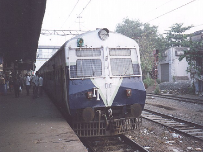 Passengers angry as train on Bhiwandi Vasai route is late | भिवंडी वसई मार्गावरील ट्रेन उशिरा येत असल्याने प्रवासी संतप्त