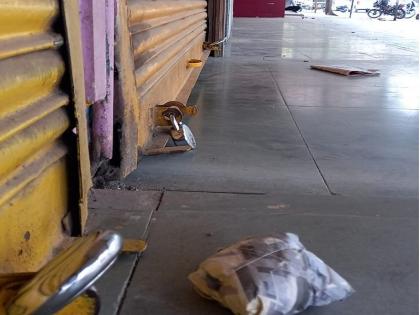 Coronavirus in Parabhani: Breaking the curfew and selling cloth at midnight; The shopkeeper was fined ten thousand rupees | Coronavirus in Parabhani : संचारबंदी नियम मोडून मध्यरात्री कापड विक्री; दुकानदाराला दहा हजारांचा दंड