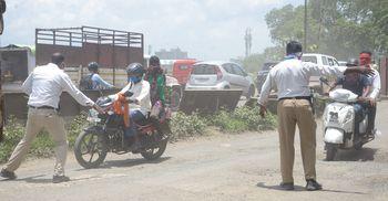 Only one on two wheels and three on four wheels are allowed | दुचाकीवर एक तर चार चाकीत तीघांनाच परवानगी