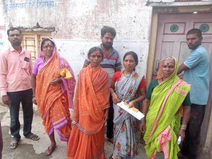 Proceedings delayed for resident certificate; Women strike and block Gram Panchayat office | रहिवासी प्रमाणपत्र देण्यास चालढकलपणा; महिलांनी ठोकले ग्रामपंचायत कार्यालयाला टाळे