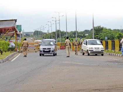 Effective blockade of curfews; First cross checking then entry in Solapur city ... | संचारबंदीतील प्रभावी नाकाबंदी; अगोदर क्रॉस चेकिंग मगच सोलापूर शहरात एंट्री...