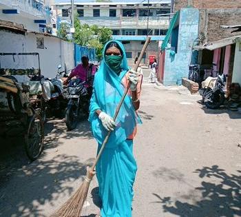 Salute to the service of women cleaners: Corona participates in the war despite having children! | महिला सफाई कर्मचाऱ्यांच्या सेवेला सलाम : लहान मुलं असूनही कोरोना युद्धात सहभाग!