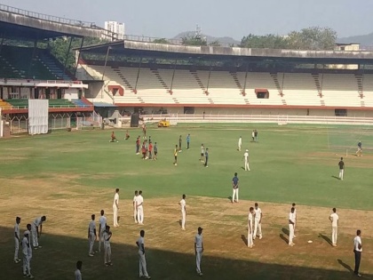 Domination of Mumbaiites on first day; Minad Manjrekar, Shreyas Gurav's four wickets | पहिल्या दिवशी मुंबईकरांचे वर्चस्व; मिनाद मांजरेकर, श्रेयस गुरवच्या चार विकेट्स