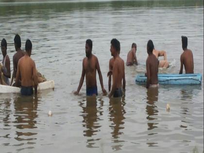 Father and son drowned in a lake; The incident in Loha | देवदर्शनासाठी आलेल्या पिता-पुत्रांचा किरोडा तलावात बुडून मृत्यू; लोहा येथील घटना 