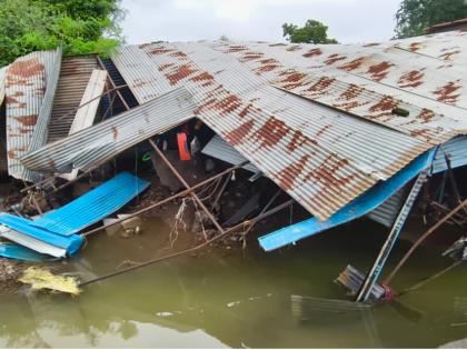 Nanded: Lightning strikes Loha; Normal life disrupted, agriculture damaged, 80 families displaced | Nanded: लोह्यात आभाळ फाटले; जनजीवन विस्कळीत, शेतीचे नुकसान, ८० कुटुंबांचे स्थलांतर