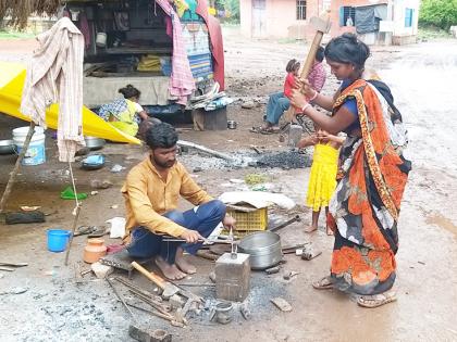 In the traditional blacksmith business crisis due to readymade agricultural implements | रेडिमेड शेती अवजारांमुळे पारंपरिक लोहार व्यवसाय संकटात