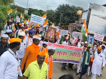 Dharashiv: Repeal the cow slaughter law, silent march in Lohara for farmer loan waiver; Farmers, traders and Qureshi community unite | Dharashiv: गोवंश हत्या कायदा रद्द करा, शेतकरी कर्जमाफीसाठी लोहाऱ्यात मुकमोर्चा Dharashiv: Repeal the cow slaughter law, silent march in Lohara for farmer loan waiver; Farmers, traders and Qureshi community unite | Dharashiv: गोवंश हत्या कायदा रद्द करा, शेतकरी कर्जमाफीसाठी लोहाऱ्यात मुकमोर्चा