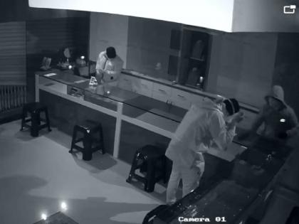 Major theft at a goldsmith shop in Lohara; 8 kg of silver and Rs 40,000 cash stolen | ग्लोज, मास्क अन् सेंटचा चोरट्यांकडून शिताफीने वापर; सराफा दुकानातून ८ किलो चांदी लंपास Major theft at a goldsmith shop in Lohara; 8 kg of silver and Rs 40,000 cash stolen | ग्लोज, मास्क अन् सेंटचा चोरट्यांकडून शिताफीने वापर; सराफा दुकानातून ८ किलो चांदी लंपास