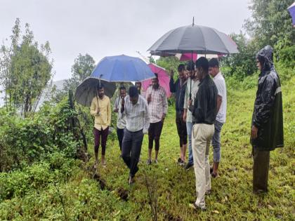 Break the hill in the village at the foot of Lohgad; Fear of landslides | Lohgad Fort: लोहगडाच्या पायथ्याशी असलेल्या गावातील डोंगराला भेगा; भुस्खलन होण्याची भीती