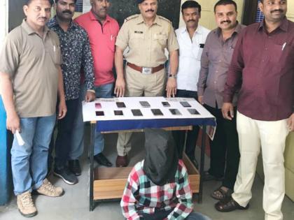 Security guard detained for running mobile phones, 11 handsets seized | रेल्वेतून मोबाईल पळविणारा सुरक्षा रक्षक अटकेत, ११ हँडसेट जप्त