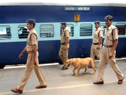 Angels for railway police passengers with railway security forces | रेल्वे सुरक्षा दलासह लोहमार्ग पोलीस प्रवाशांसाठी देवदूत