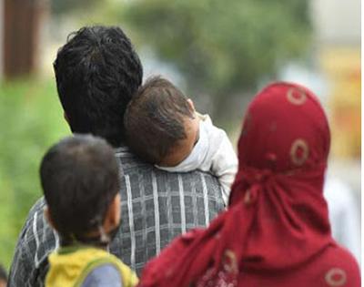 Families leaving homes in restricted areas; Shelter is now being sought at relatives' homes ..! | प्रतिबंधित क्षेत्रातील कुटुंब सोडताहेत घरं; नातेवाईकांच्या घरी आता शोधताहेत आसरा..!