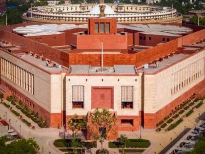 Suspicious person seen near Parliament House for second consecutive day, CISF hands him over to police, investigation begins | संसद भवनाजवळ सलग दुसऱ्या दिवशी संशयास्पद दिसला, सीआयएसएफने पोलिसांच्या ताब्यात दिले, चौकशी सुरु Suspicious person seen near Parliament House for second consecutive day, CISF hands him over to police, investigation begins | संसद भवनाजवळ सलग दुसऱ्या दिवशी संशयास्पद दिसला, सीआयएसएफने पोलिसांच्या ताब्यात दिले, चौकशी सुरु