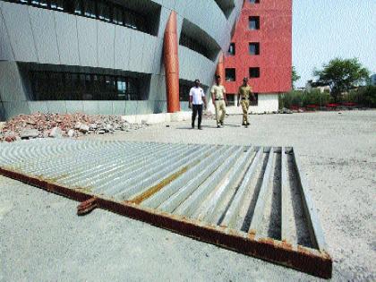 The school's iron gate collapses the death of the student | शाळेचा लोखंडी गेट कोसळून विद्यार्थ्याचा मृत्यू