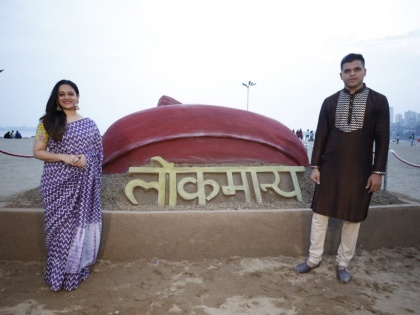 The sand sculpture of 'Lokmanya' series created at Girgaon Chowpatty | अन् गिरगाव चौपाटीवर साकारलं 'लोकमान्य' मालिकेचे वाळूशिल्प