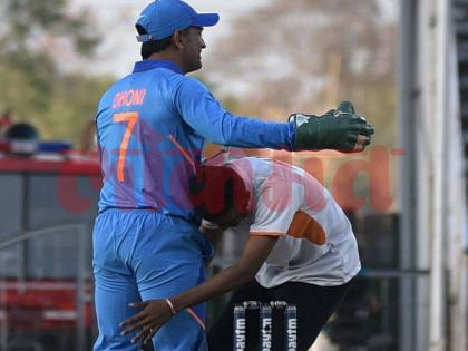 IND vs AUS 2nd ODI: Exclusive ... On the field one die heart fan touches MS Dhoni's feet | IND vs AUS 2nd ODI : Exclusive... अन् मैदानात त्या चाहत्याने धरले धोनीचे पाय