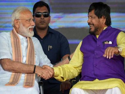 ramdas athawale comment on deal with modi | जोपर्यंत 'मी' आहे तोपर्यंत मोदी; रामदास आठवलेंचं मजेशीर विधान