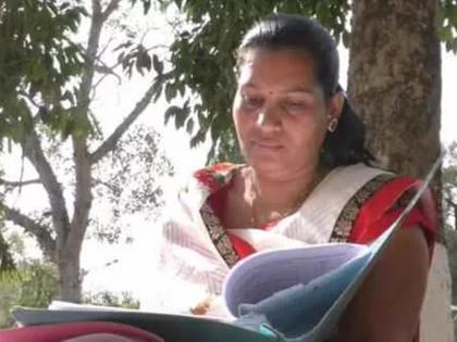 The martyrs wife will get the land | 'त्या' वीरपत्नीला अखेर जमीन मिळणार