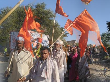 Dindya Paithan marches towards Paithan despite postponement of Natashashti; There is no awareness of the administration | नाथषष्ठीच्या स्थगितीनंतरही दिंड्या पैठणकडे करतायत कूच; प्रशासनाकडून जनजागृती नाहीच