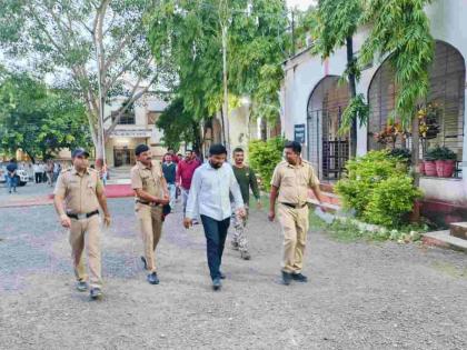 Attempt to ram a car into a police officer; Crime against former MLA's son | पोलिसांच्या अंगावर कार चढविण्याचा प्रयत्न; माजी आमदारपुत्राविरुद्ध गुन्हा