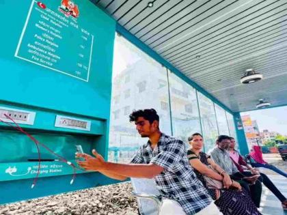 Nagpur's first 'smart' bus stop opens in Beltarodi; Charging, comfort, and fan | नागपूरचा पहिला ‘स्मार्ट’ बसस्टॉप बेलतरोडीमध्ये सुरू; चार्जिंग, आराम, आणि फॅन Nagpur's first 'smart' bus stop opens in Beltarodi; Charging, comfort, and fan | नागपूरचा पहिला ‘स्मार्ट’ बसस्टॉप बेलतरोडीमध्ये सुरू; चार्जिंग, आराम, आणि फॅन