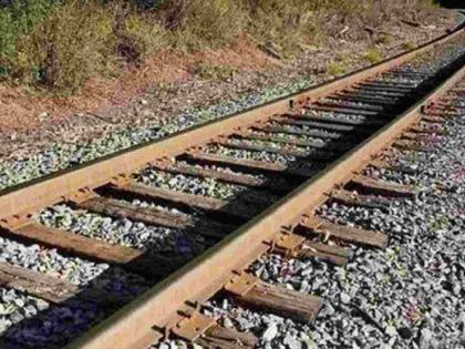 Argument with wife; Teacher commits suicide under train in anger | पत्नीशी वाद; रागाच्या भरात शिक्षकाची रेल्वेखाली आत्महत्या