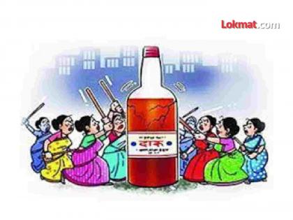 Angry Women Take Out Alcohol Ban Torch Rally; A strict warning was given to the liquor sellers in the village | संतप्त महिलांनी काढली दारूबंदीची मशाल रॅली; गावातील दारूविक्रेत्यांना दिली सक्त ताकीद