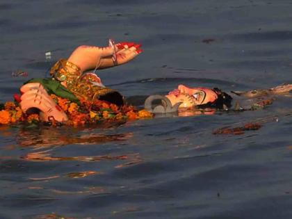 This year, the Durga Devi immersion procession from the city had bad incident | शहरातून निघालेल्या दुर्गादेवी विसर्जन मिरवणुकीला यंदा लागले गालबोट !