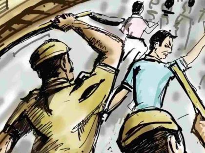 Two circles clash in immersion; Lathi charge by police | विसर्जनात दोन मंडळांमध्ये हाणामारी; पोलिसांकडून लाठीमार