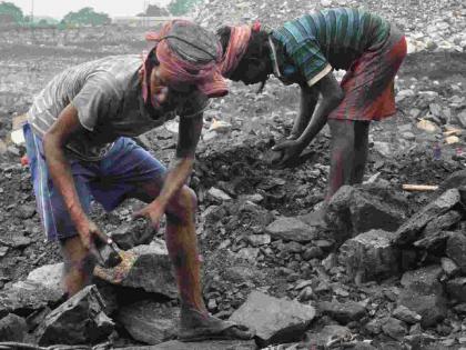 Without safety equipment, the work of coal mine workers is dangerous | सुरक्षा साहित्याविना कोळसा खाणीतील कामगारांचे कामच धोकादायक