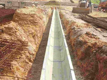 Controversial drain construction in Devli resumed | देवळीतील वादग्रस्त नाली बांधकामाला पुन्हा सुरुवात