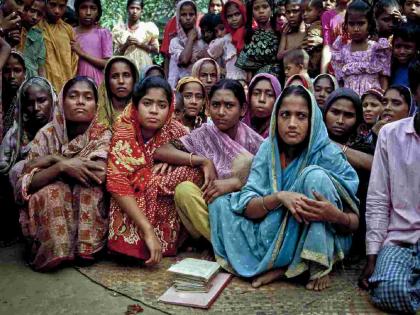 Rural women workers are getting trapped in the web of microfinance | ग्रामीण महिला मजूर अडकत आहेत मायक्रो फायनान्सच्या जाळ्यात Rural women workers are getting trapped in the web of microfinance | ग्रामीण महिला मजूर अडकत आहेत मायक्रो फायनान्सच्या जाळ्यात