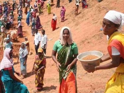 Laborers are starving; this scheme is being implemented but wages are not being received | मजुरांची उपासमार; रोहयो बनतेय 'उधार' योजना, मजुरी मिळेना Laborers are starving; this scheme is being implemented but wages are not being received | मजुरांची उपासमार; रोहयो बनतेय 'उधार' योजना, मजुरी मिळेना