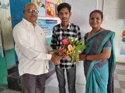 Mother and son pass 10th at the same time! Mother got 68 percent and son got 78 percent | SSC Result: आईने आणि मुलाने एकाच वेळी केली दहावी उत्तीर्ण ! आईला ६८ तर मुलाला ७८ टक्के Mother and son pass 10th at the same time! Mother got 68 percent and son got 78 percent | SSC Result: आईने आणि मुलाने एकाच वेळी केली दहावी उत्तीर्ण ! आईला ६८ तर मुलाला ७८ टक्के