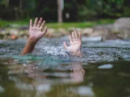 A party with friends at a lake ended in tragedy; one drowned, mourning in the dung heap | तलावावरील मित्रांसोबत पार्टी जिवावर बेतली; एकाचा बुडून मृत्यू, गोबरवाहीत शोककळा A party with friends at a lake ended in tragedy; one drowned, mourning in the dung heap | तलावावरील मित्रांसोबत पार्टी जिवावर बेतली; एकाचा बुडून मृत्यू, गोबरवाहीत शोककळा