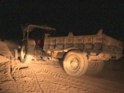 Thrilling incident in Varora; Tractor owner jumps into well fearing action | वरोऱ्यात थरारक घटना; कारवाईच्या भीतीने ट्रॅक्टर मालकाची विहिरीत उडी