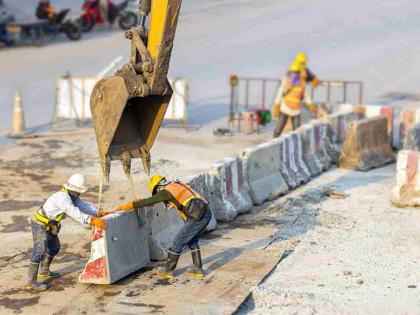 Cement barricades instead of plastic, do you want to take people's lives? | प्लास्टिकऐवजी सिमेंटचे बॅरिकेड्स, लोकांचे जीव घ्यायचे आहेत का? Cement barricades instead of plastic, do you want to take people's lives? | प्लास्टिकऐवजी सिमेंटचे बॅरिकेड्स, लोकांचे जीव घ्यायचे आहेत का?