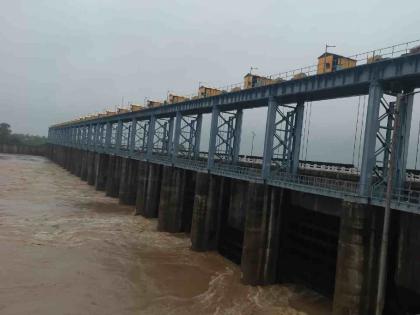 All 23 gates of Dhapewada Barrage in Gondia opened | गोंदियातील धापेवाडा बॅरेजचे सर्व २३ दरवाजे उघडले All 23 gates of Dhapewada Barrage in Gondia opened | गोंदियातील धापेवाडा बॅरेजचे सर्व २३ दरवाजे उघडले