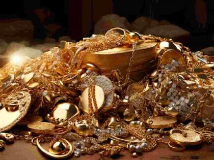 Gold caught from a fake magician's house! Police search till late night, cash also recovered | भोंदू मांत्रिकाच्या घरी सोन्याचे घबाड ! रात्री उशिरापर्यंत पोलिसांचा सर्च, रोख रक्कमही हप्त Gold caught from a fake magician's house! Police search till late night, cash also recovered | भोंदू मांत्रिकाच्या घरी सोन्याचे घबाड ! रात्री उशिरापर्यंत पोलिसांचा सर्च, रोख रक्कमही हप्त