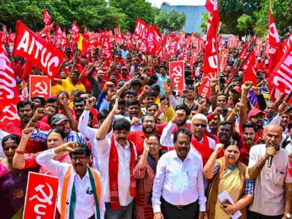Thousands of employees take to the streets against privatization; Demand withdrawal of Public Safety Act | खासगीकरणाविरोधात हजारो कर्मचारी रस्त्यावर; जन सुरक्षा कायदा मागे घेण्याची मागणी Thousands of employees take to the streets against privatization; Demand withdrawal of Public Safety Act | खासगीकरणाविरोधात हजारो कर्मचारी रस्त्यावर; जन सुरक्षा कायदा मागे घेण्याची मागणी