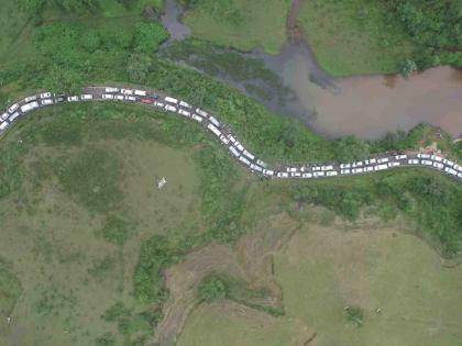 Queues of vehicles stretch for ten kilometers in Chikhaldara; Nearly one lakh tourists in Vidarbha's paradise | चिखलदऱ्यात दहा किलोमीटरपर्यंत वाहनांच्या रांगा; विदर्भाच्या नंदनवनात लाखाच्या जवळपास पर्यटक Queues of vehicles stretch for ten kilometers in Chikhaldara; Nearly one lakh tourists in Vidarbha's paradise | चिखलदऱ्यात दहा किलोमीटरपर्यंत वाहनांच्या रांगा; विदर्भाच्या नंदनवनात लाखाच्या जवळपास पर्यटक