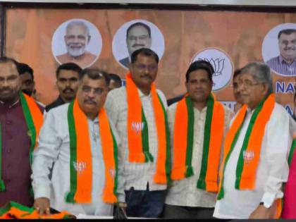 Ravindra Shinde will be the new chairman of the district bank, holding the BJP flag. | भाजपचा झेंडा धरत रवींद्र शिंदे होणार जिल्हा बँकेचा नवा अध्यक्ष Ravindra Shinde will be the new chairman of the district bank, holding the BJP flag. | भाजपचा झेंडा धरत रवींद्र शिंदे होणार जिल्हा बँकेचा नवा अध्यक्ष