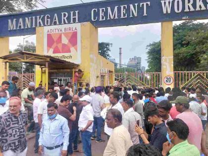 Cement company's entrance vandalized due to foul smell; Angry citizens protest the next day | दुर्गंधीमुळे सिमेंट कंपनीच्या प्रवेशद्वाराची तोडफोड; दुसऱ्या दिवशी संतप्त नागरिकांचे आंदोलन Cement company's entrance vandalized due to foul smell; Angry citizens protest the next day | दुर्गंधीमुळे सिमेंट कंपनीच्या प्रवेशद्वाराची तोडफोड; दुसऱ्या दिवशी संतप्त नागरिकांचे आंदोलन