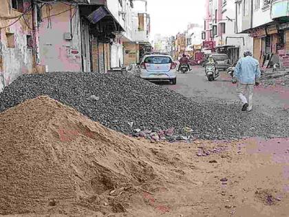 Construction materials are dumped directly on the streets in the city, who will take responsibility for the action? | शहरात बांधकाम साहित्य थेट रस्त्यावर, कारवाईची जबाबदारी उचलणार कोण ? Construction materials are dumped directly on the streets in the city, who will take responsibility for the action? | शहरात बांधकाम साहित्य थेट रस्त्यावर, कारवाईची जबाबदारी उचलणार कोण ?