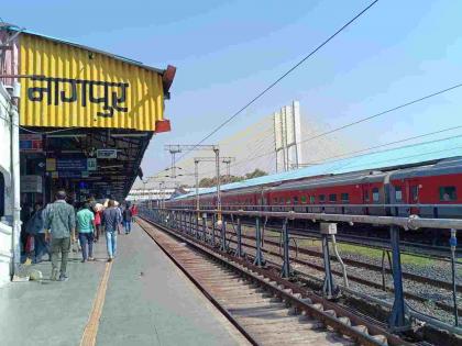 A major accident was narrowly avoided at Nagpur railway station. | नागपूर रेल्वे स्थानक; उपर से टामटूम, अंदर से रामजाने ! नागपूर रेल्वे स्थानकावर मोठा अपघात थोडक्यात टळला A major accident was narrowly avoided at Nagpur railway station. | नागपूर रेल्वे स्थानक; उपर से टामटूम, अंदर से रामजाने ! नागपूर रेल्वे स्थानकावर मोठा अपघात थोडक्यात टळला