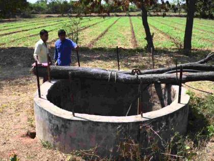 The well of a tribal farmer in Bhiroja village was stolen! | भिरोजा गावातील आदिवासी शेतकऱ्याची विहीर गेली चोरीला !
