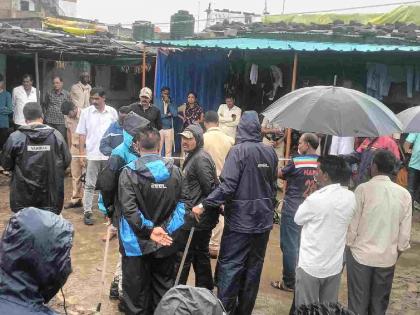 Attempt to kill family by tying live electric wire to house; Woman dies | घराला जिवंत विद्युत तारा बांधून कुटुंब संपविण्याचा प्रयत्न ; महिलेचा मृत्यू Attempt to kill family by tying live electric wire to house; Woman dies | घराला जिवंत विद्युत तारा बांधून कुटुंब संपविण्याचा प्रयत्न ; महिलेचा मृत्यू