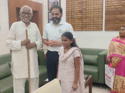 That orphaned blind child at the railway station will join the District Collector's Office | रेल्वे स्थानकावरील ते बेवारस दृष्टीहीन बाळ जिल्हाधिकारी कार्यालयात रुजू होणार